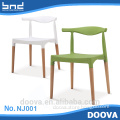 New design fashion school plastic dining chair with wooden leg